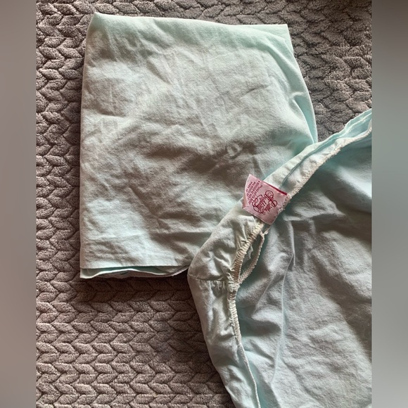 Baby Linen Lot; 4 Bibs, Hooded Towel, 3 Pack and play Sheets, 4 Burp Cloths - Picture 7 of 14